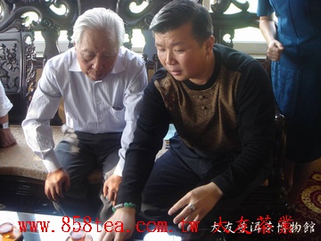 入神的聽取匯報。
