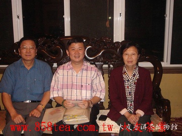 原人大常委會副主任、雲南省思茅地委書記張寶三及夫人蒞臨雲南大友普洱茶博物館。